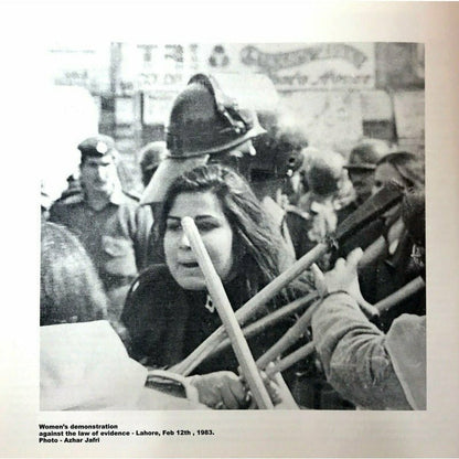 Unveiling The Visible: Lives and Works of Women Artists of Pakistan [English]